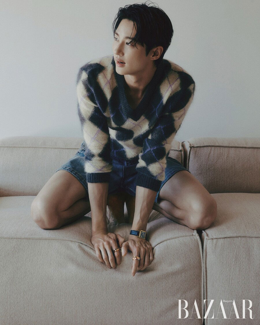 Byeon Woo Seok trên tạp chí Harper's Bazaar Hàn Quốc, trong các mẫu trang sức Cartier Trinity