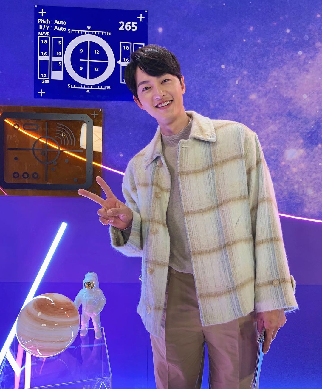 Áo khoác tweed mix cùng quần nâu sành điệu