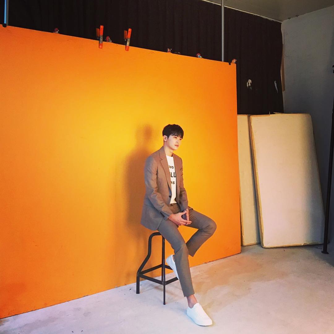 Mix quần nâu và áo blazer