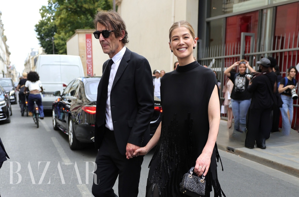 rosamund-pike-dior-haute-couture