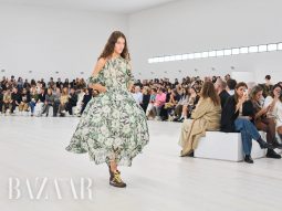 Loewe Xuân Hè 2025 thách thức thời trang truyền thống