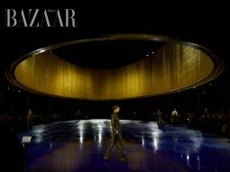 Saint Laurent Xuân Hè 2025: Power suit và họa tiết hoa retro kiểu thập niên 1970