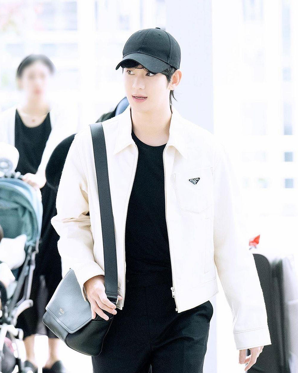 kim soo hyun dai su prada 12-2024 04