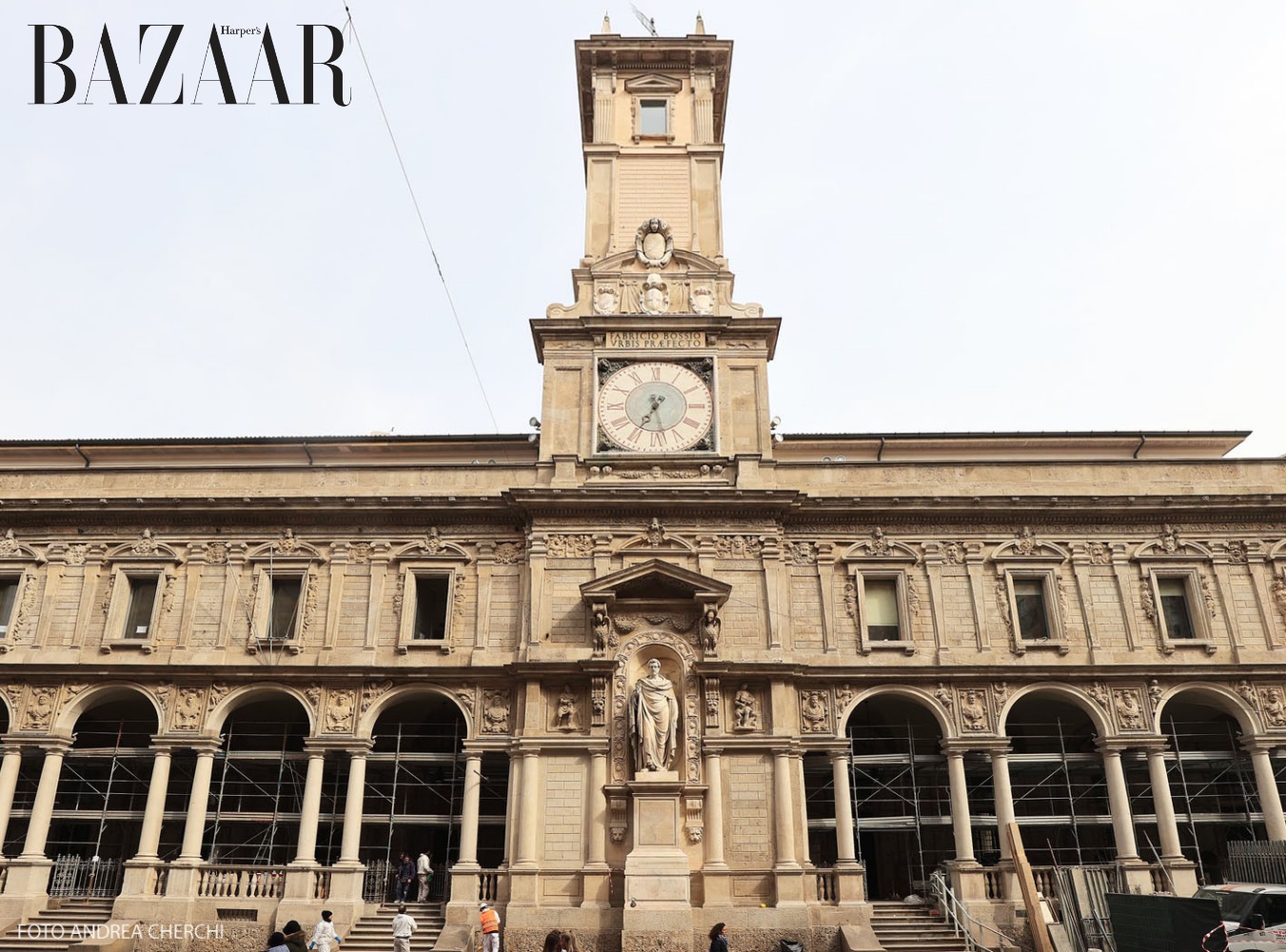 Địa điểm trình diễn nằm bên hông nhà thờ chính tòa Milano. 