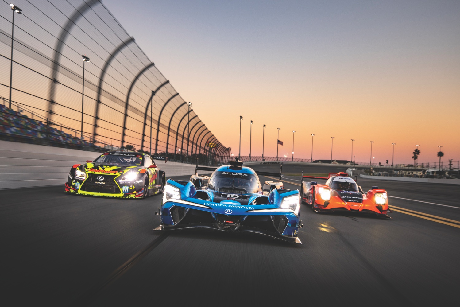 Các xe đua dưới bóng hoàng hôn trên Daytona International Speedway®