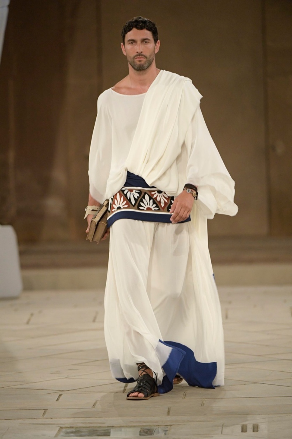 Thiết kế lấy cảm hứng từ chiếc Chiton cổ đại, thuộc bộ sưu tập Dolce&Gabbana Alta Sartoria 2019. 