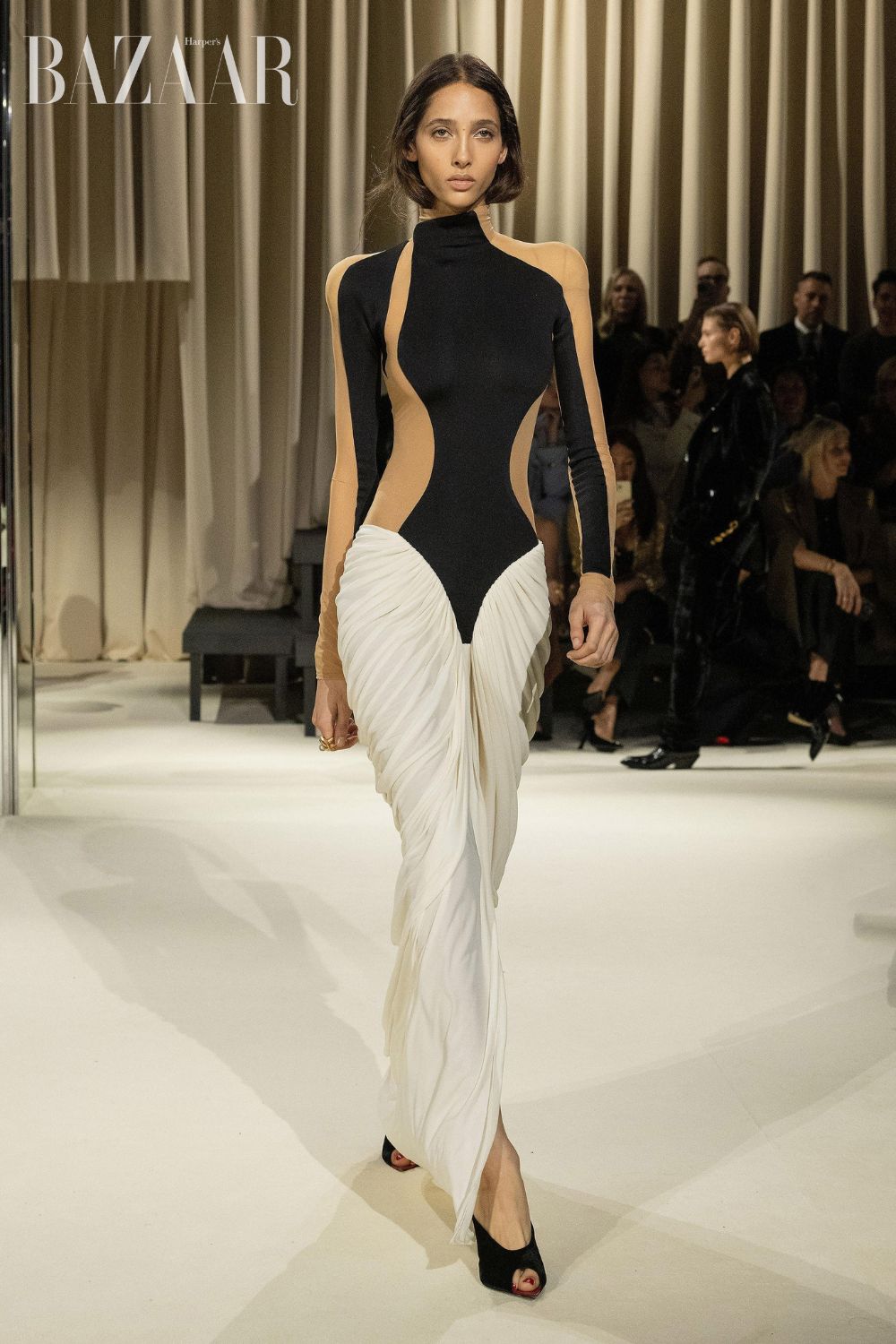 bzvn-lisa-the-white-lotus-tham-do (9)