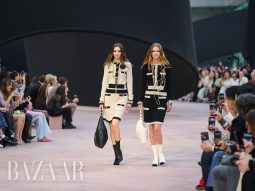 Chanel Thu Đông 2025: Tulle, tweed, nơ và ngọc trai