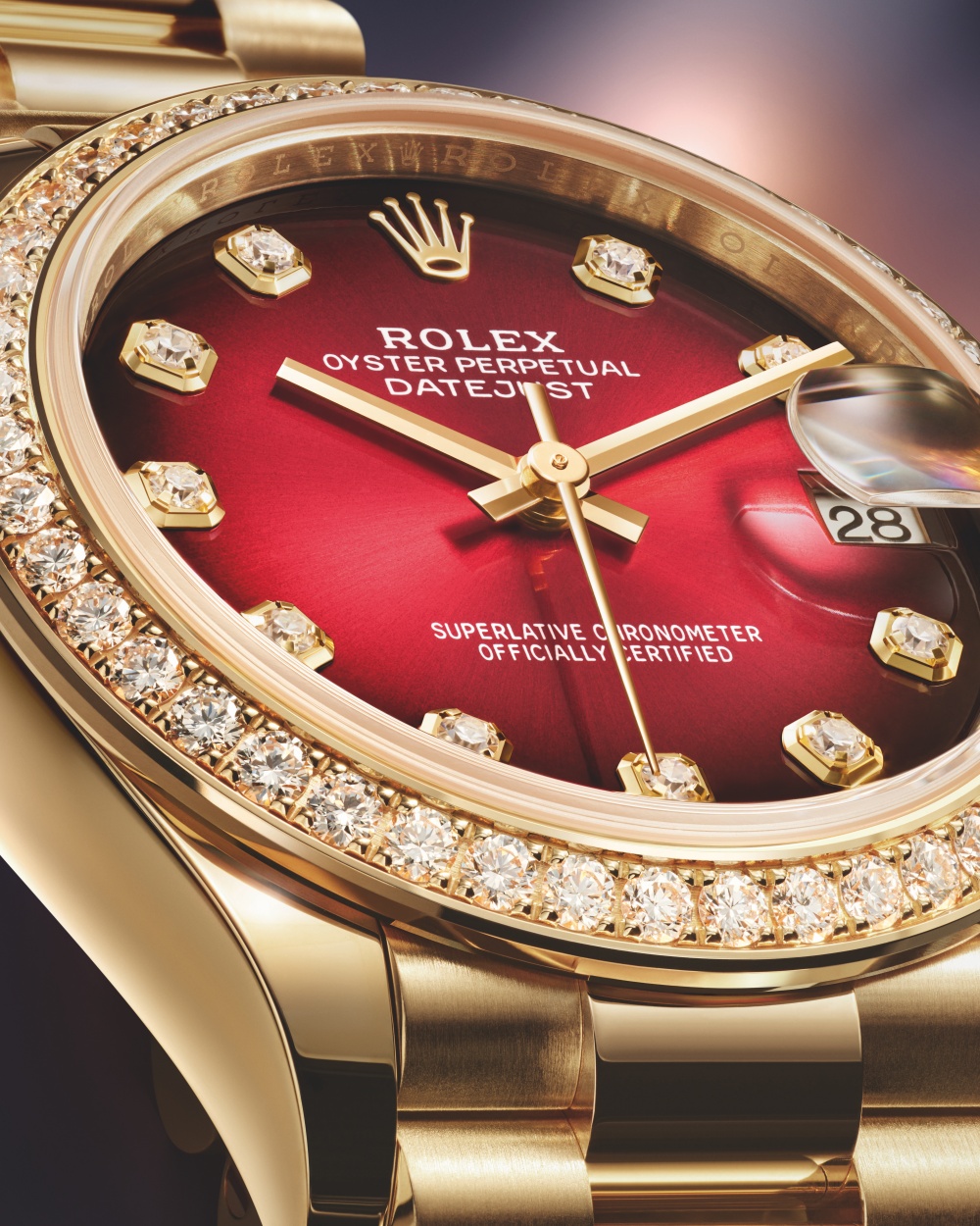 Cận cảnh mặt số đỏ ombré, Oyster Pepertual Datejust 31, vàng kim 18 ct.