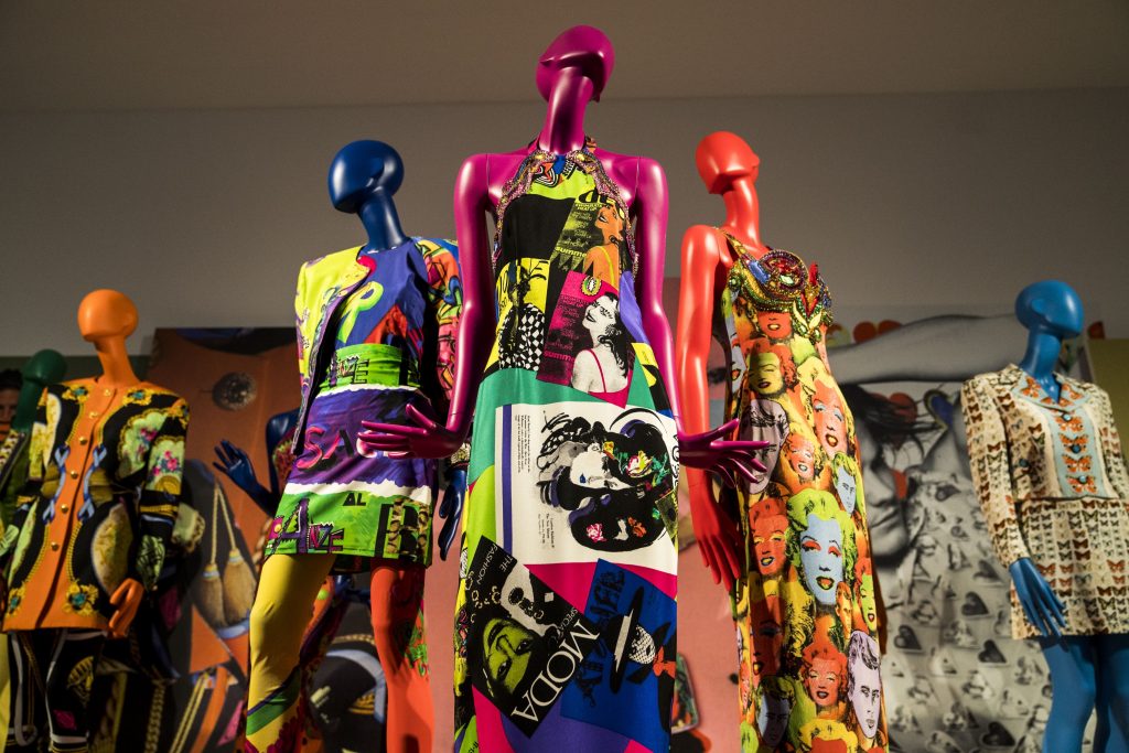 Trang phục Gianni Versace thiết kế cho Versace. Lịch sử Chủ nghĩa tối đa 