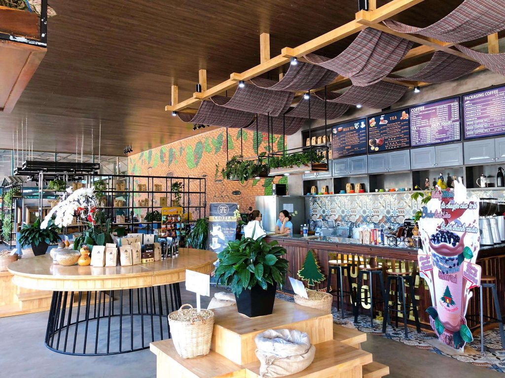 Thưởng thức cà phê tại quán trong khuôn viên