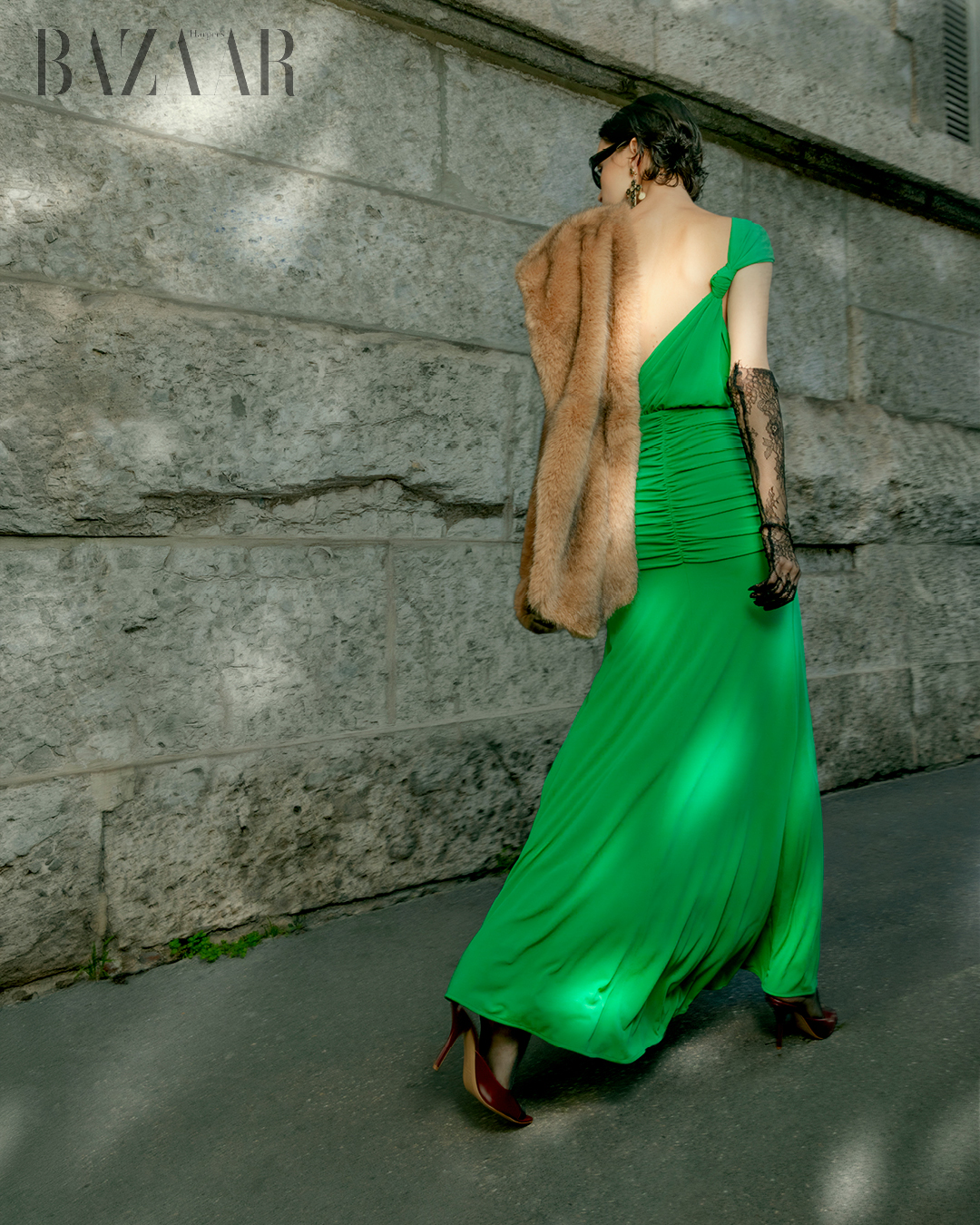 Đầm: Silvia Tcherassi. Giày: Giaborghini. Bông tai: Thot Gioielli. Vớ: Calzedonia. Găng tay: của stylist. 1