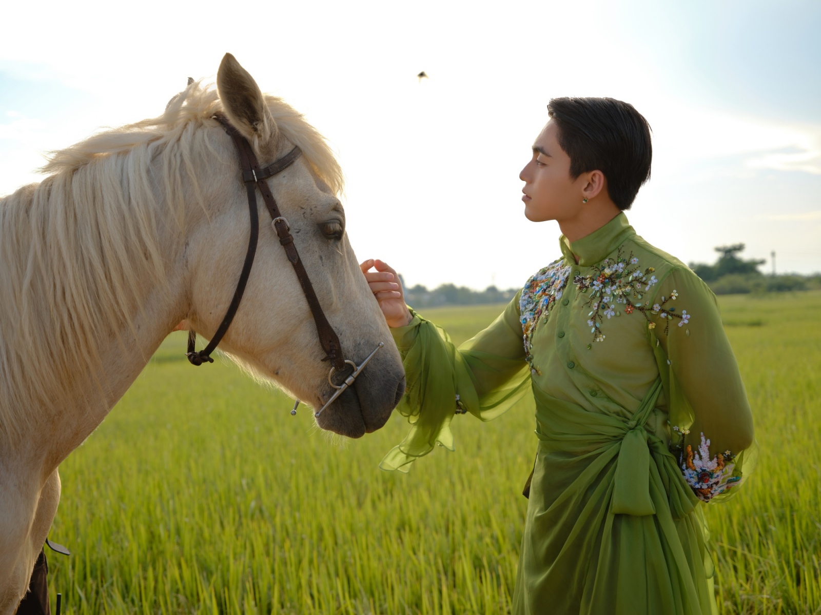 mono-tiet-lo-moi-quan-he-dac-biet-voi-nu-chinh-cong-tu-van-tho-chau-anh
