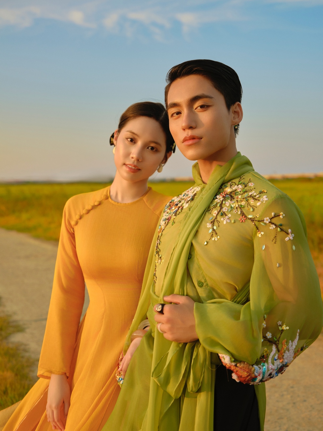 mono-tiet-lo-moi-quan-he-dac-biet-voi-nu-chinh-cong-tu-van-tho-chau-anh