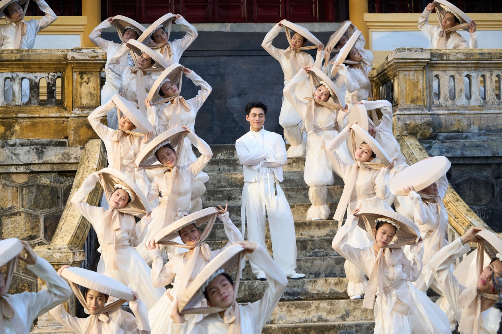 mono-tiet-lo-moi-quan-he-dac-biet-voi-nu-chinh-cong-tu-van-tho-chau-anh